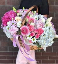 Композиция солнечный день в Успенской Цветочная композиция из Розы, Хризантемы, Пионы и Лизиантусы в корзине в Успенской