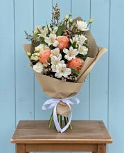 Букет цветов из:  Альстромерии, Лизиантусы, Розы и Хризантемы в Успенской
