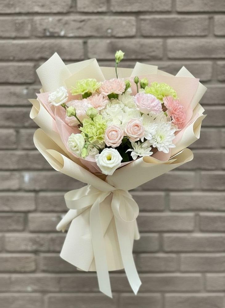 Букет цветов из: Гвоздики, Розы, Лизиантусы и Хризантемы в Успенской