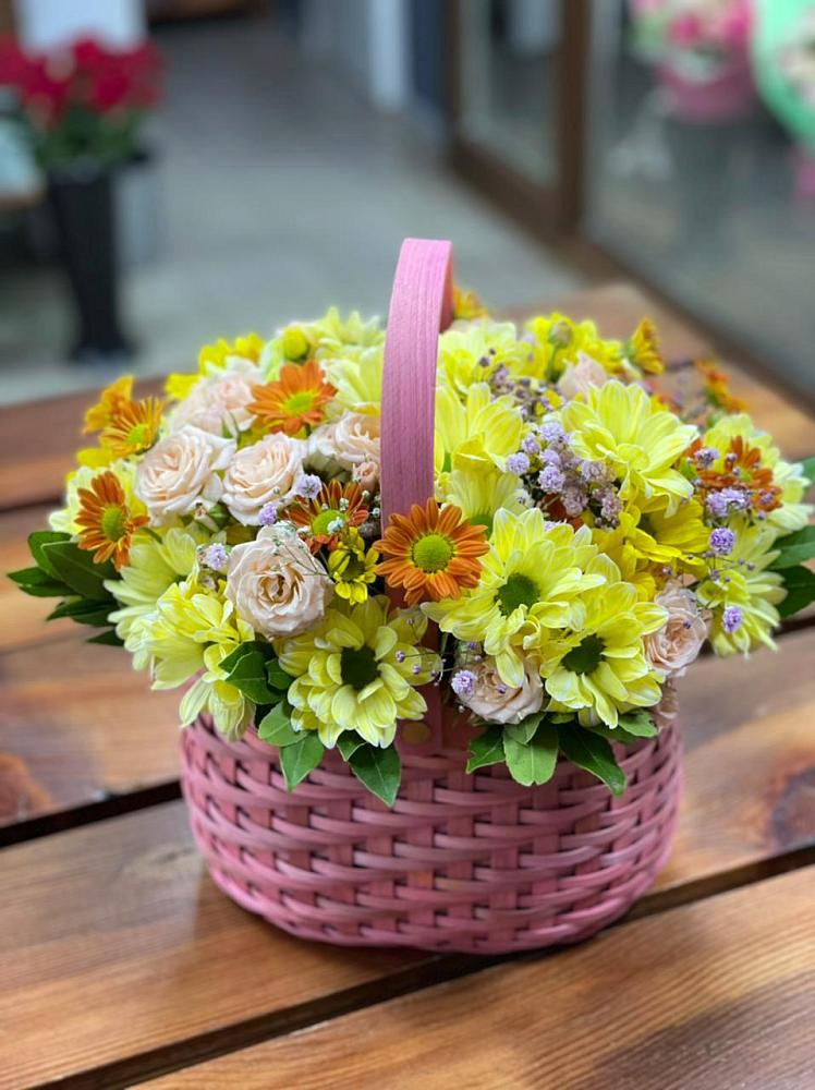 Цветочная композиция из Хризантемы и Розы в корзине в Успенской