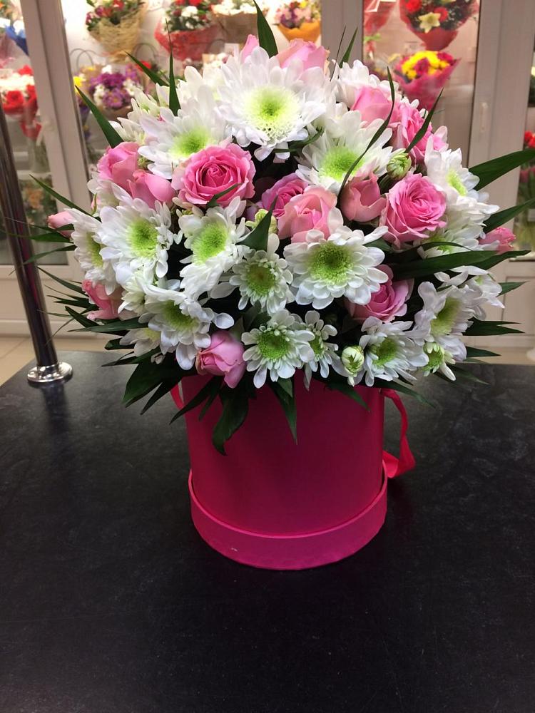 Цветочная композиция из Розы и Хризантемы в шляпной коробке в Успенской