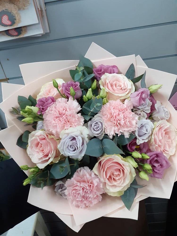 Букет цветов из: Розы, Гвоздики и Лизиантусы в Успенской