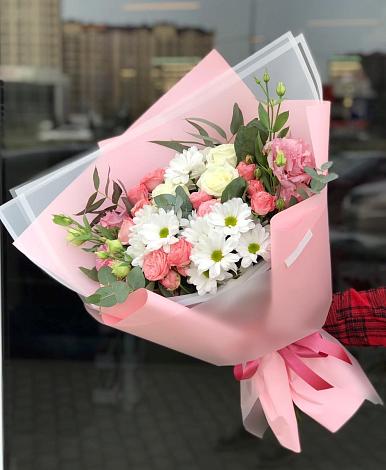 Букет цветов из: Розы, Лизиантусы и Хризантемы в Успенской